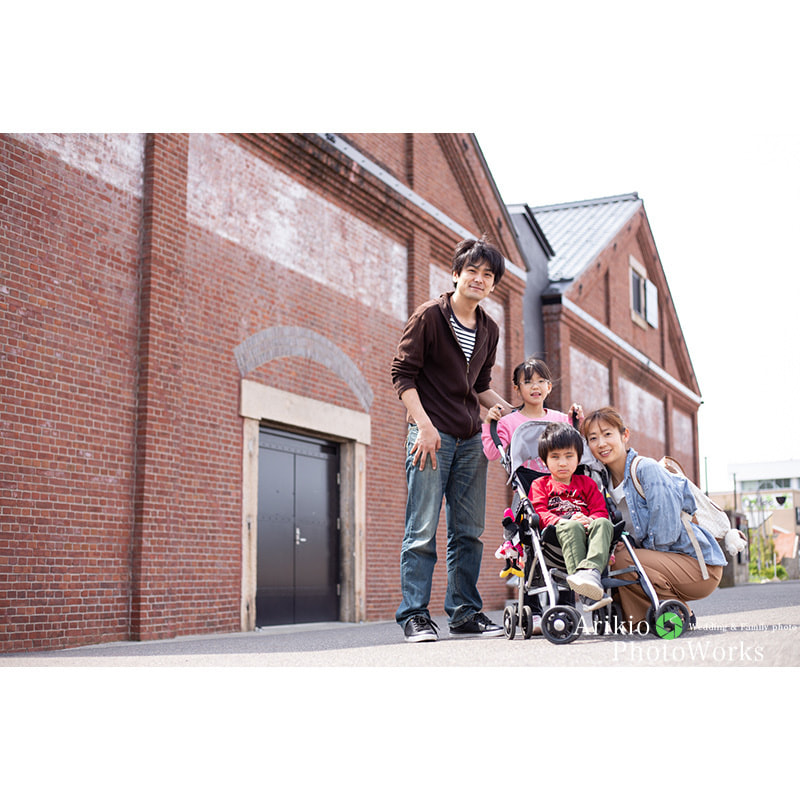 敦賀市の赤レンガ倉庫で家族写真の出張撮影